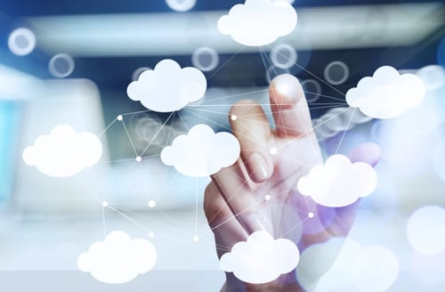 Een hand houdt een cloud vast met verbonden lijnen, wat samenwerking en technologie symboliseert.