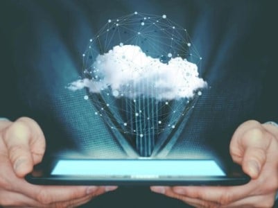  Cloud computing in een zakelijke omgeving met servers en netwerken die gegevensuitwisseling en samenwerking mogelijk maken.