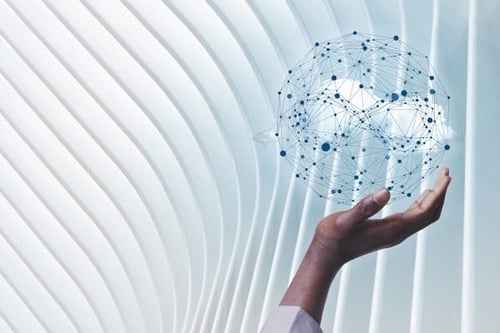 Een hand houdt een cloud vast met verbonden lijnen, wat samenwerking en technologie symboliseert.